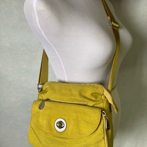 Baggallini mustard color crossbody bag